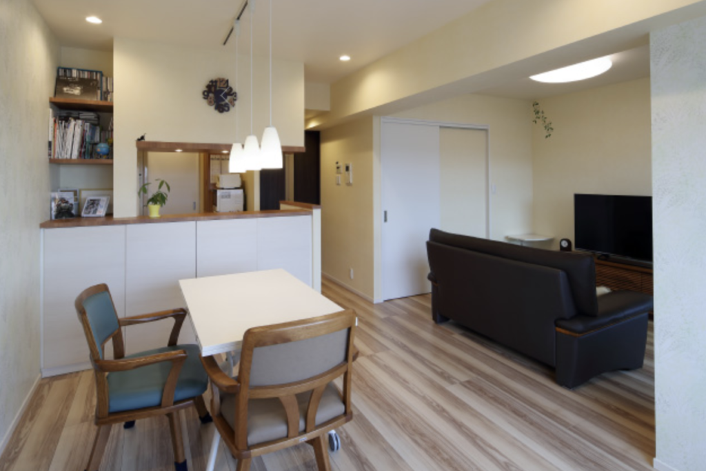 【After】リビング学習可能な空間を実現したLDK|築20年マンションのスケルトンリフォーム事例(東京都)