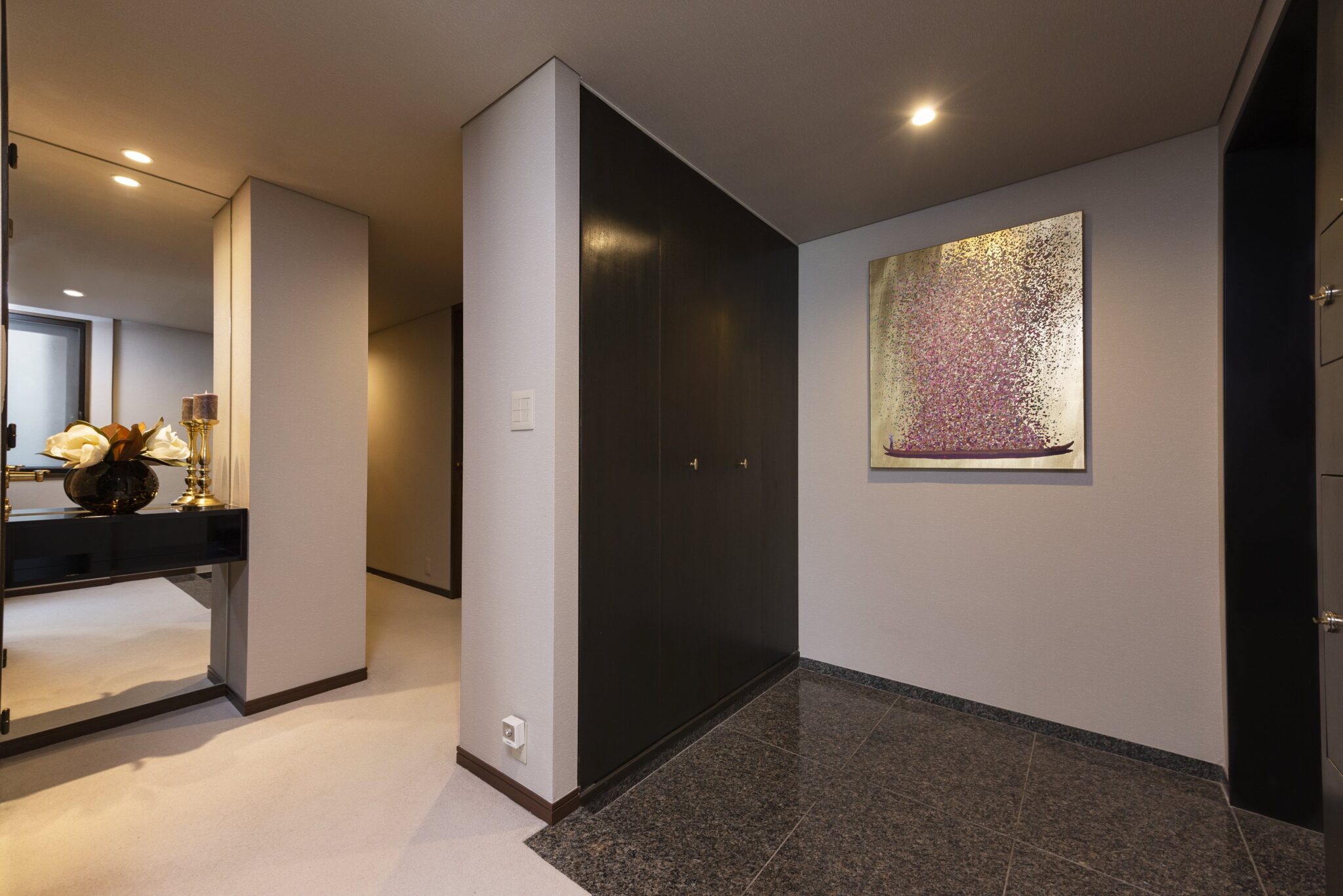 【リノベーションハイムの施工事例】大理石調の床と大型ミラー、アートが空間を彩る、ホテルのような高級感漂う玄関ホールの施工事例