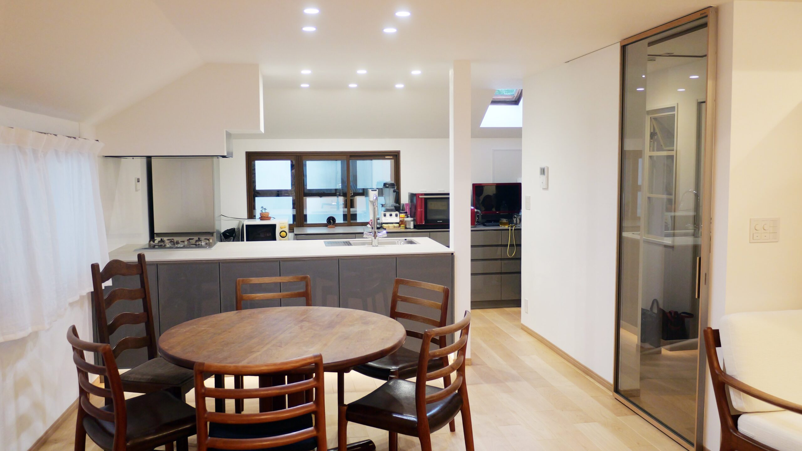 安心構造 × 上質素材 × 暮らしやすさ。北欧家具と家族の時間を包む家