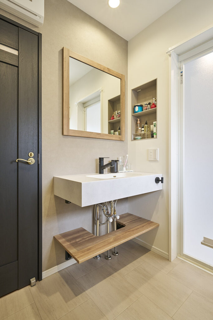 使いやすさを追求した2階洗面スペース|二世帯リフォーム施工事例