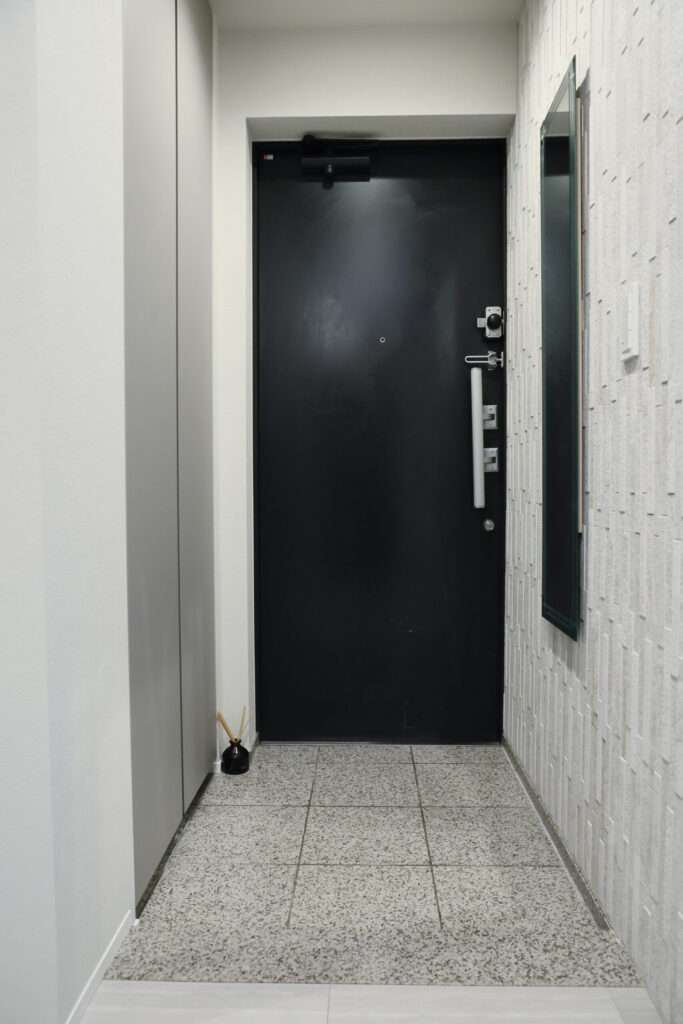 シューズクローク付き玄関|壁面にエコカラットを縦張りしたホテルライクな設え