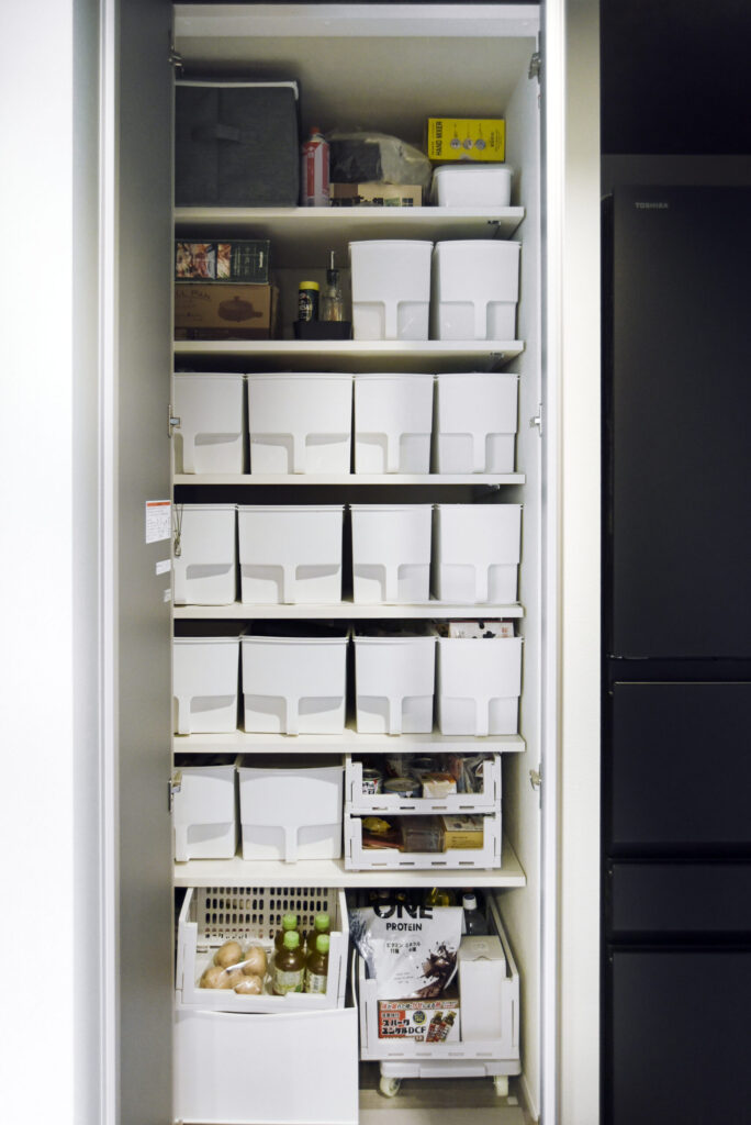 キッチン背面に設置した食品・日用品収納用の造作パントリー