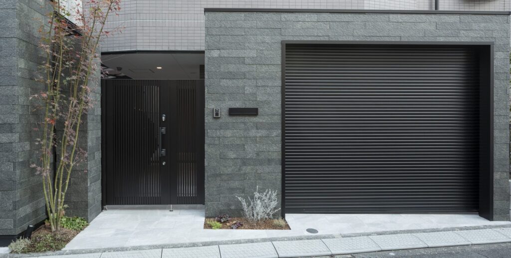 シンボルツリーと電子錠付き門扉の外構|築25年戸建てリノベーション事例(東京都)