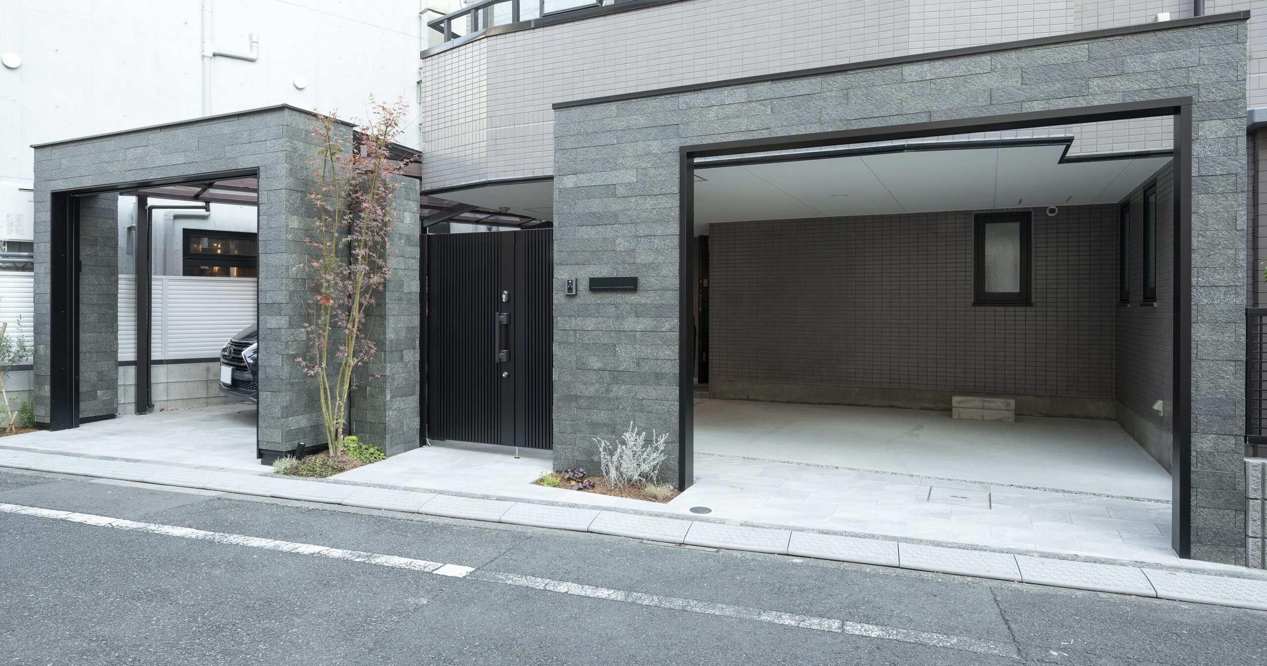 重厚なタイル張り×ガレージ2台分の風格ある外構｜築25年戸建てリノベーション事例（東京都）